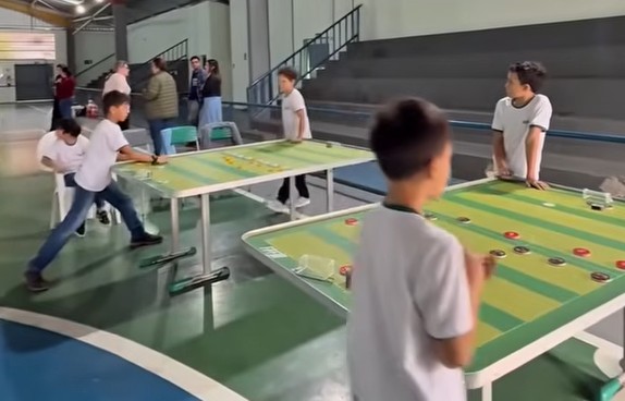 Desenvolvendo futebol de botão com as crianças